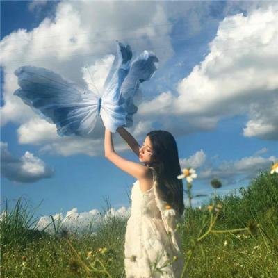 当红小花素颜现身菜市场，经纪人连夜公关，前后半年引热议
